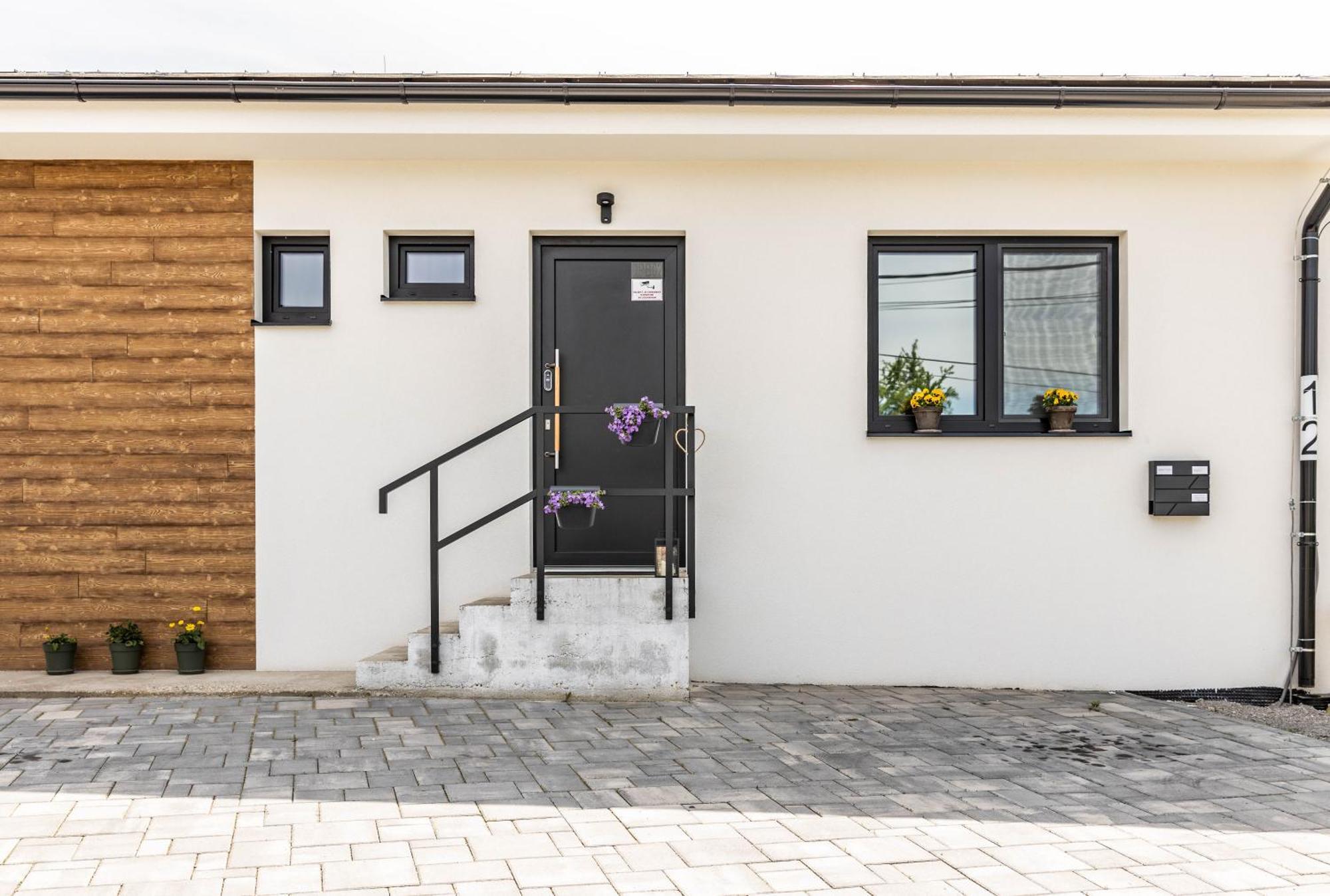 Sunny Apartment With Free Parking Zvolen Luaran gambar